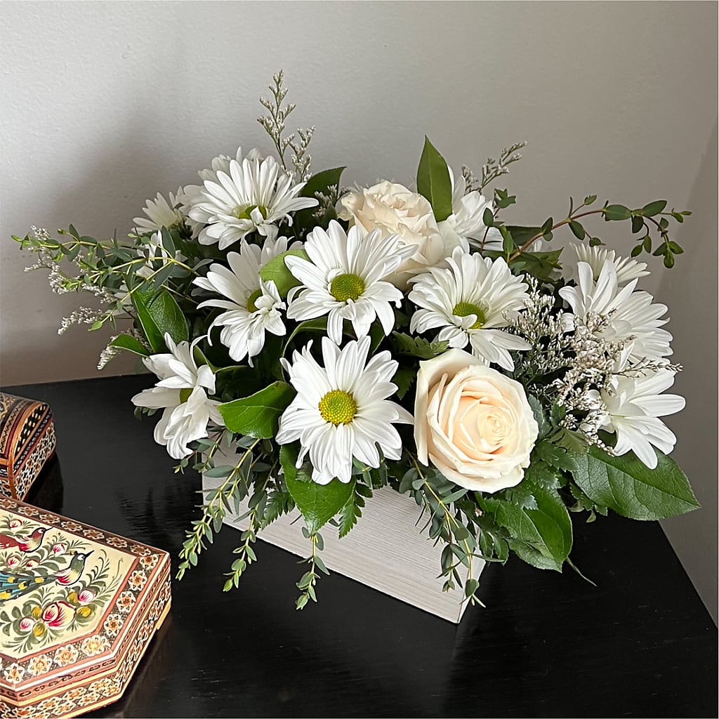 Fresh Linen Box Bouquet – GERLACHS GARDEN & FLORAL, Erie PA