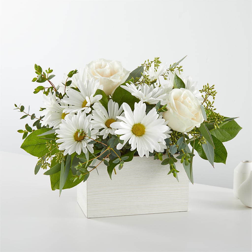 Fresh Linen Box Bouquet – GERLACHS GARDEN & FLORAL, Erie PA